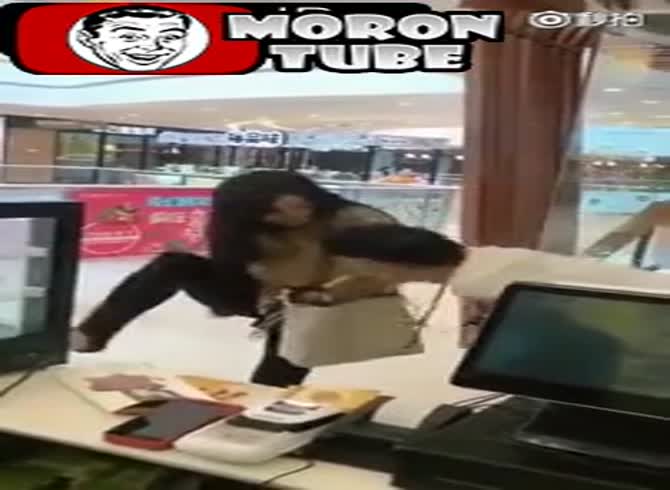 Video :When a armless couple shops in China